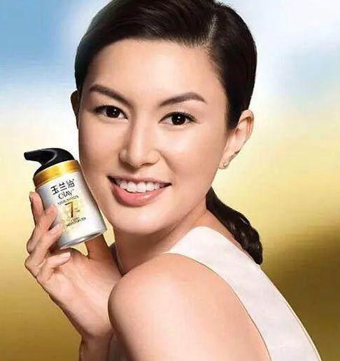 还记得初代玉兰油女神吗? 二十年后的她美到令人感动!