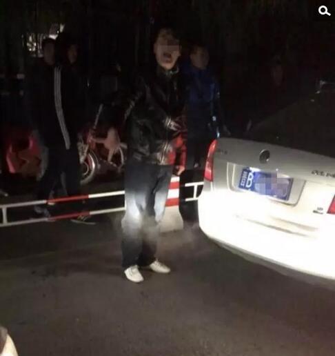 一须眉与一大叔产生胶葛后泊车堵路,呐喊本身