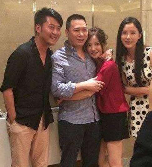 如今46岁的叶茂青,曾经是三个孩子的爸爸了,并且妻子的颜值更是不输