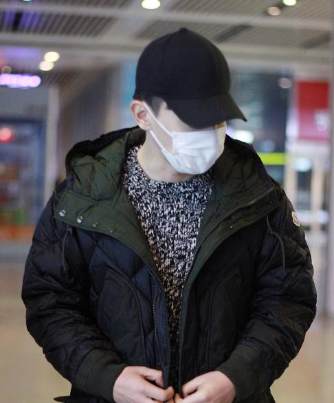 邓伦机场装帅,网友:把暖手的扔给助理就帅了吗?