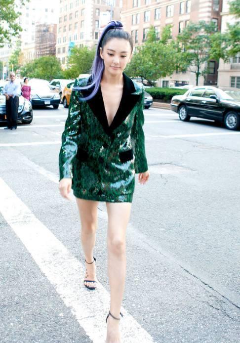 30岁张雨绮现身活动,真空上阵惹争议,网友:还不