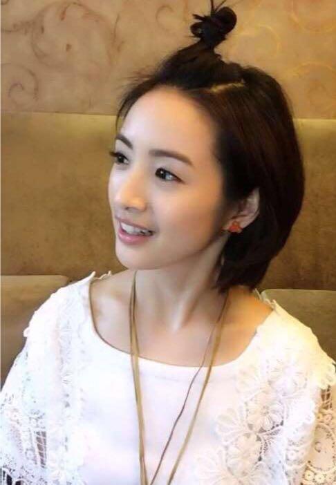 林依晨直播网友直呼少女感爆棚,没有婴儿肥反而看起来