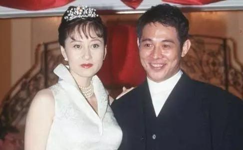 李连杰抛弃前妻选择利智，自称可放弃前程！看了利智年轻的照片，终于找到答案！
