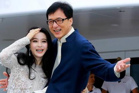 成龙的咸猪手抱遍国内外女明星，唯独她让成龙尴尬得无地自容！