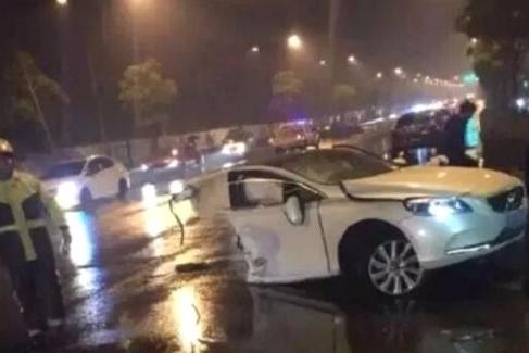 沃尔沃被奥迪拦腰撞成两段，场面真是触目惊心！