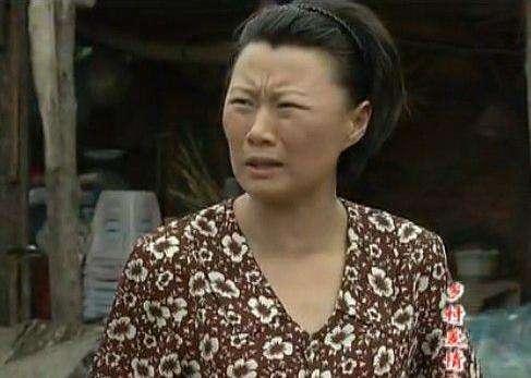 没想到赵海燕生活里这么漂亮，一家人合照中儿子颜值实力抢镜