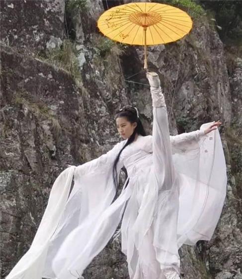 古装剧中撑伞的女子,热巴美如画,刘亦菲高难度,最后三