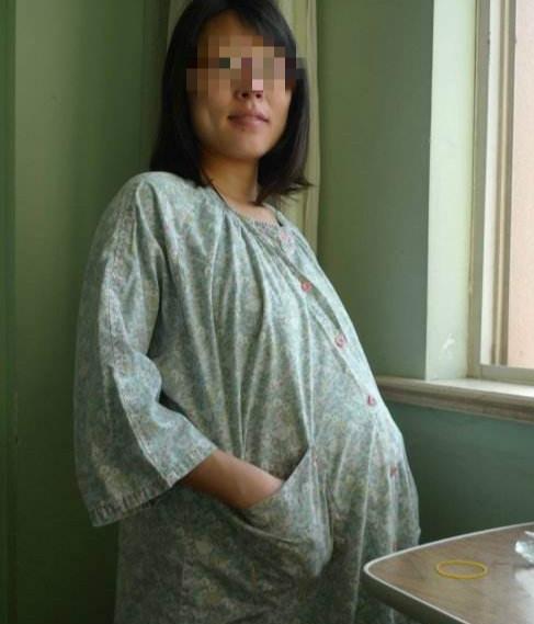 孕妇进产房那一刻,竟塞给医生纸条,医生打开看