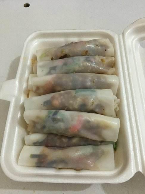 就是铜仁卷粉的缩小版,粉皮更薄,体型更小,一般都是一口一个.