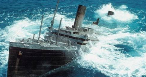 泰坦尼克号沉没图片