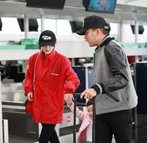 杨幂一家三口机场团聚,身穿紧身牛仔裤却成了