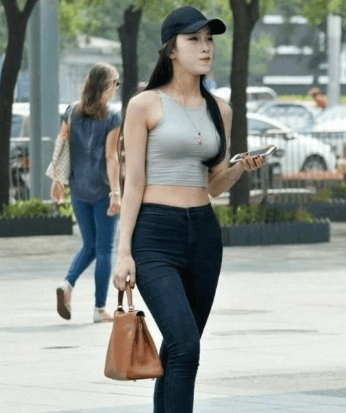 街拍上围挺拔的美女真空更吸睛