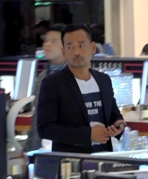 娱乐大亨周焯华罕见与太太逛街，两人相对无言最终分车返家