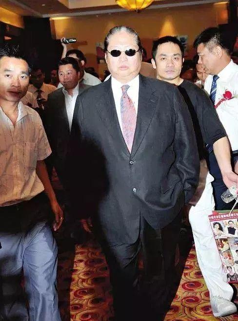 成龙为何怕洪金宝? 因为他, 没人敢逼成龙拍戏