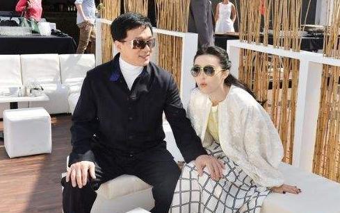 成龙的咸猪手抱遍国内外女明星，唯独她让成龙尴尬得无地自容！