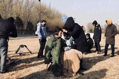 黄晓明发烧39.5度坚持工作,很多人却把注意力