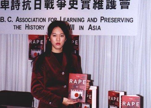 她是美国人, 在研究南京大屠杀后, 抑郁自杀, 临终遗愿写下2字