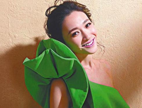 她40岁素颜都“值”８个亿，合个照随意就秒杀了汤唯林志玲！