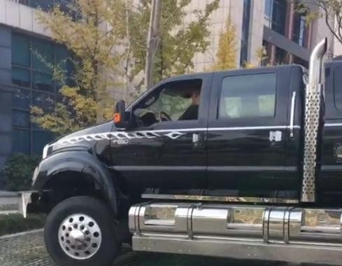 停车要用4个车位，上车好像攀岩一样，平时洗车都比一般的车贵