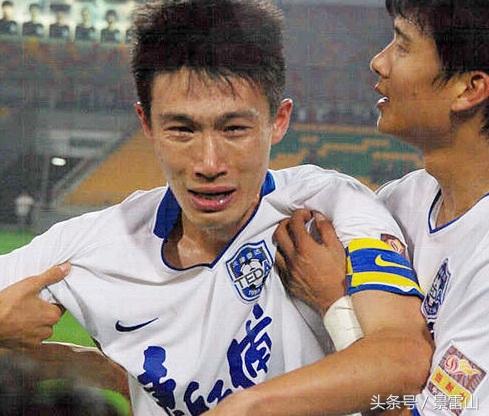 中国足坛6大感人瞬间，李玮峰2次上榜，总有一精神让你泪流满面