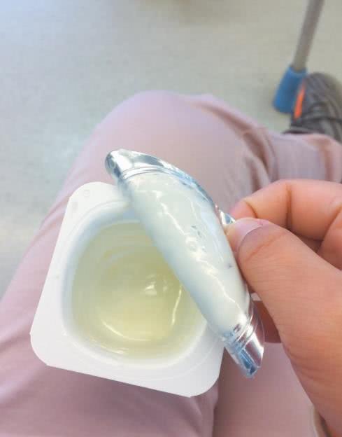 21岁贾云哲因身高似孩童挤地铁时喝酸奶？被指责后急忙这样解释！
