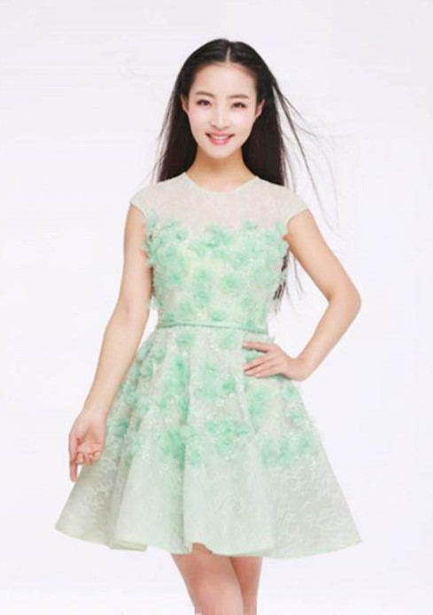 王二妮草根逆袭住豪宅,费尽心机力捧她,却始终