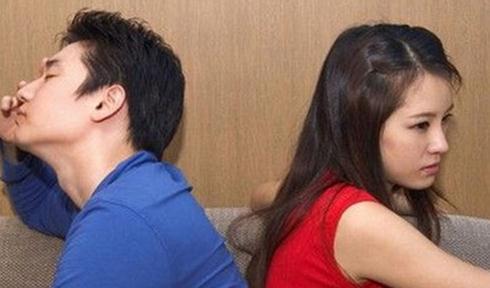 前男友已经谈了新女友,但还是找我聊天,他是还