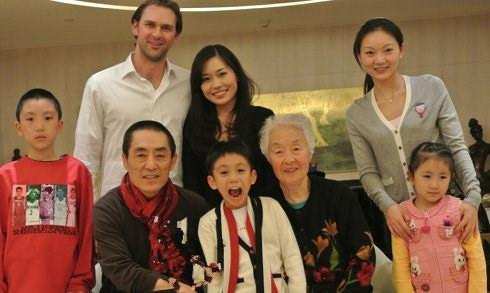 张艺谋小31岁娇妻近照: 年轻漂亮生下三个子女幸福
