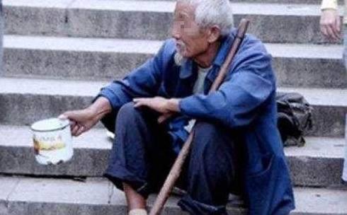 老乞丐到饭店要饭服务员让他滚出去老板一席话让人傻了眼