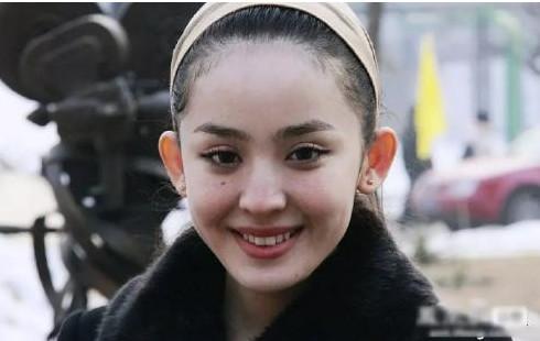 古力娜扎早年素颜照曝光，网友：太美了吧！皮肤嫩的能掐出水来！