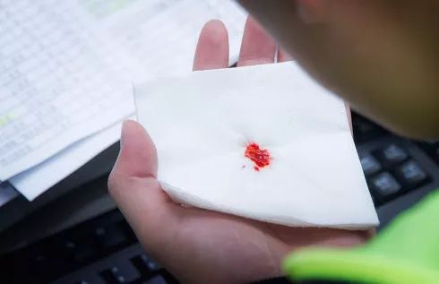 男子血尿两三次,就医后查出癌症,医生说:一件事害的!