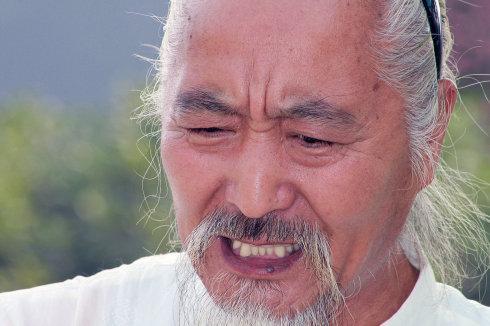 黄鼠狼背着磨盘讨封，让人说好轻，结果却说了好重，竟把它压死了