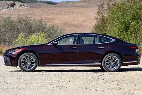 买奔驰S可能会被当司机，买这台最新日系车，别人会认定你是绅士