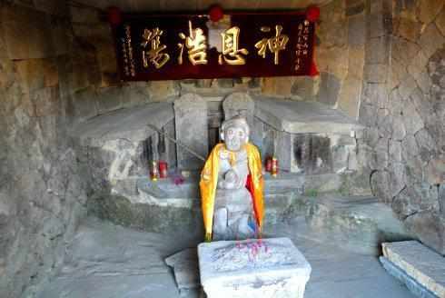 小说中描述了唐僧领着孙悟空,猪八戒,沙僧三个徒弟去西天取经,沿途历