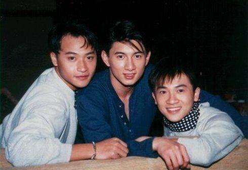 尔泰”扮演者陈志朋机场造型太辣眼睛，穿怪兽外套超短裤露大腿