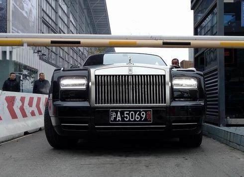 高速路收费站出现敞篷劳斯莱斯,特权军牌霸气十足,有钱买不到!