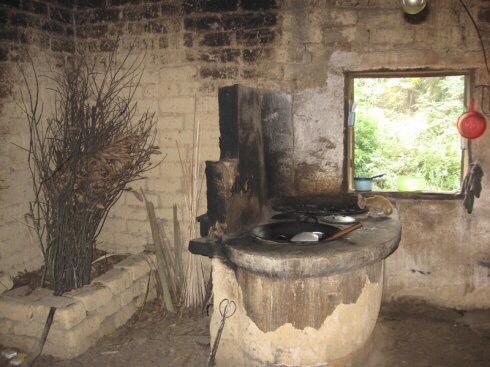 婆婆一边烧火做饭,一边偷偷抹眼泪,知道真相后