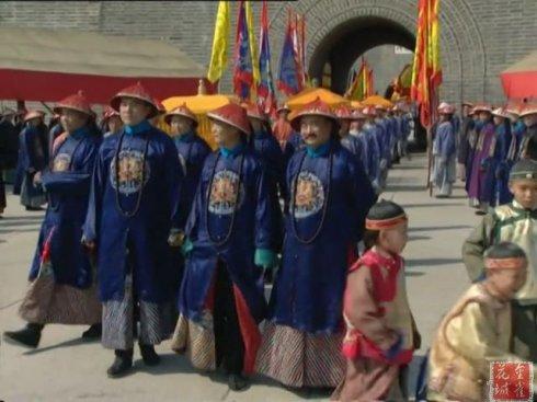 雍正王朝中,大臣和贝勒爷的朝服有深蓝色,有黑