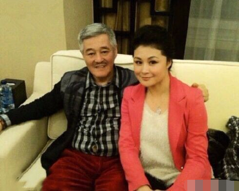46岁于月仙气色好，胖老公把她宠成小公主，为了事业至今不要孩子