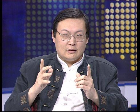 美艳娇妻似父女,45岁梁宏达晒全家照,疑曝结婚