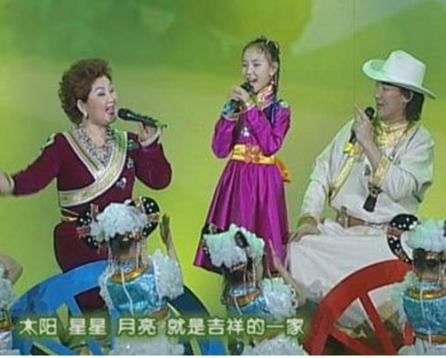 还记得达人秀里唱《梦中的额吉》的小男孩吗,