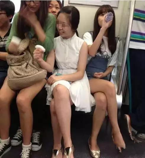 搞笑趣图:女神,旁边总会有女汉子来衬托她的美!