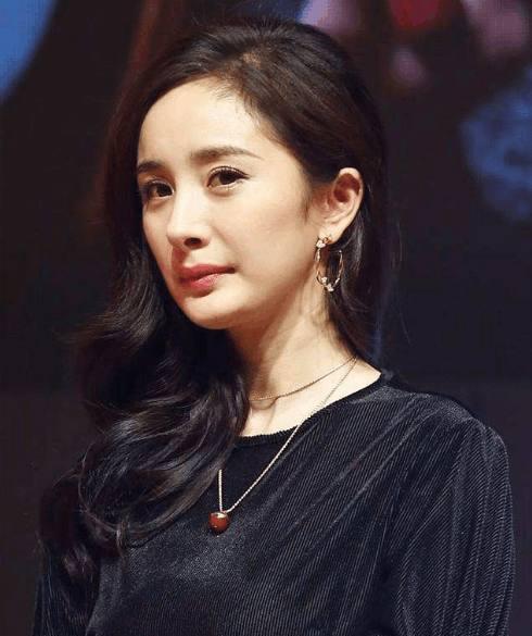 杨幂少女人设崩塌!下巴塌陷似瘪嘴老太,网友:打