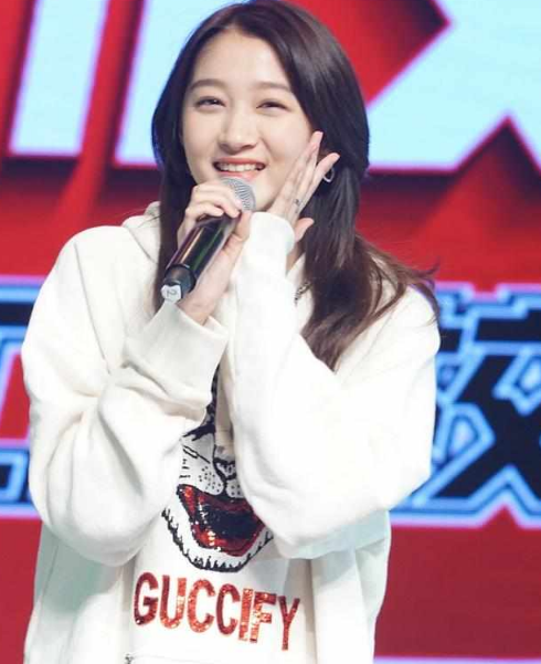 关晓彤笑得直捂脸,网友:最近胖了,脸上的肉有些