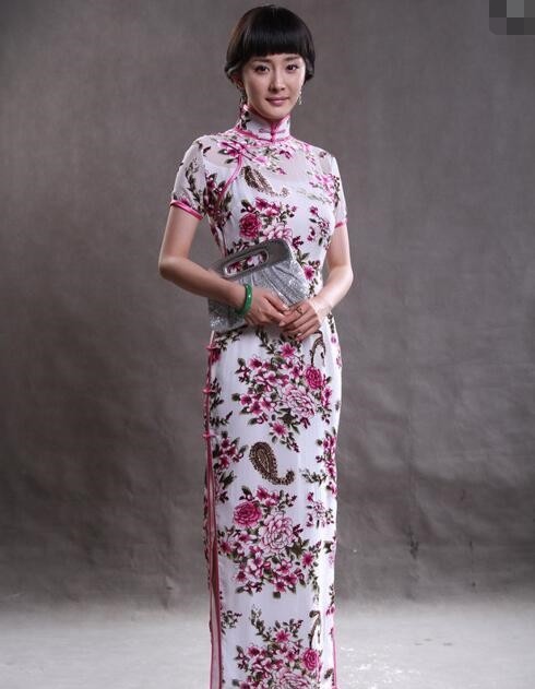 同穿高叉旗袍，杨幂美成初恋，比她大2岁的许玮宁大腿处亮了