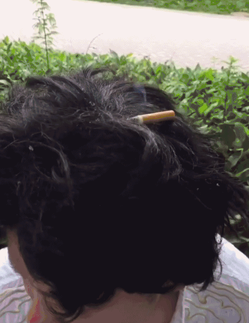 爆笑GIF:小伙子,多大了,還玩泥巴,在做啥東西呀!