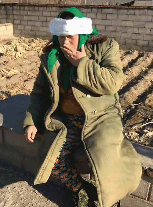 爆笑GIF:小伙子,多大了,還玩泥巴,在做啥東西呀!
