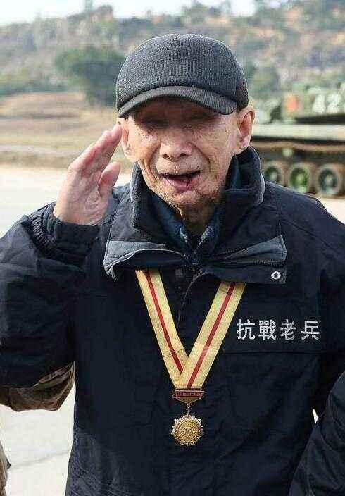 失明抗战老兵最大愿望想摸坦克, 我军一次开出6辆, 现场老泪纵横