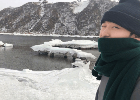 董子健孙怡游“北极” 冰天雪地撒狗粮