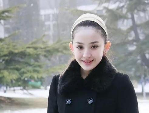 古力娜扎早年素颜照曝光，网友：太美了吧！皮肤嫩的能掐出水来！